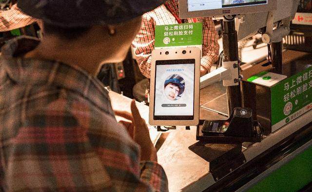 今年5月，腾讯优图和微信支付合作的刷脸支付系统在上海家乐福投入使用。
