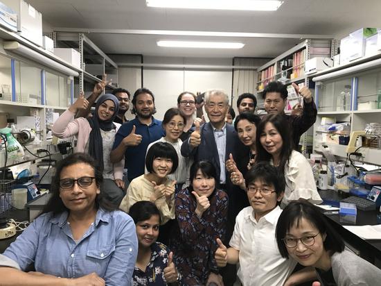 ▲本庶佑今年已经76岁,但仍没离开科研工作,他正在与学生讨论论文时,接到了诺贝尔组委会的获奖通知电话。(来源:Nobelprize)